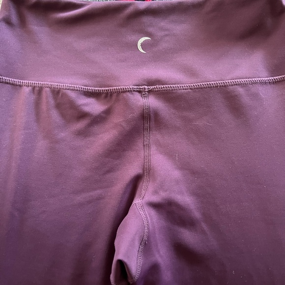 Burgundy Zyia Legging size 4 but fits like a 2. Very tight fitting - Picture 2 of 2